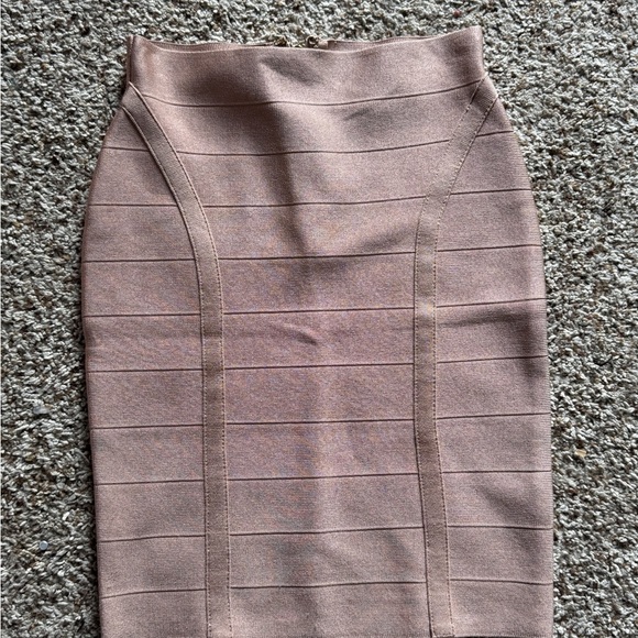 Guess Nude Bandage Skirt Set - Picture 4 of 12